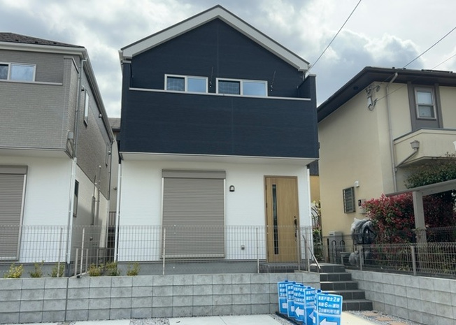 【外観】 | 住宅用の土地では前面道路に2m以上接していなければならないと法律で定められています。しかし、お持ちの車のサイズやライフスタイルなどにより、2mでは利便が悪い場合もございますので、事前に確認しましょう。