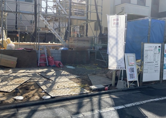 【駐車場】 | 車一台あたりに必要なスペースは、標準サイズの普通自動車で横幅2m50cm、長さ5mは必要になります。ただし、乗降のことも考慮して横幅3m30cm、長さ5m50cmほどは確保できるところを選びましょう。