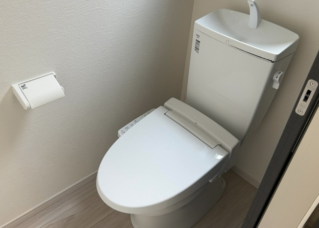 【トイレ】 | トイレは大きさや形、機能、抗菌性などが異なる多種多彩なタイプが各メーカーから出ています。それぞれに良さがあるため、事前にどういったタイプのトイレがいいのかをご家庭内で決めて、内見に行くといいでしょう。