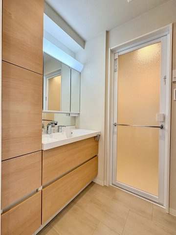 ゼファー中十条アクタージュの独立洗面台|使いやすい三面鏡の洗面台
鏡裏やベースキャビネットなど収納スペースもしっかり設けています