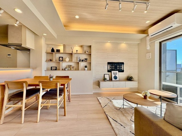 ゼファー中十条アクタージュの居間・リビング|LDK13.3帖　バルコニーから豊かな採光が注ぎ込み、明るくリビングを照らしてくれます