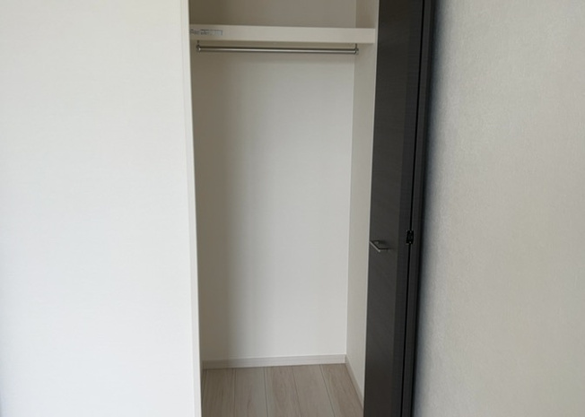 【収納】 | デザイン性を重視しすぎて収納が少なかった！なんてことにならないため、事前に現地で収納の数を確認しておくことをお勧めします。クローゼット以外にも床下収納や屋根裏収納、パントリーなどもチェックしましょう。