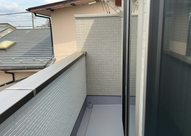 【バルコニー】 | バルコニーは、室外の専用スペースのうち、「屋根がなく開放された空間」であるものを指します。ベランダより広いタイプのものが多く、日当たりもよいため家庭菜園などを楽しみたい人にとって適した環境となります。