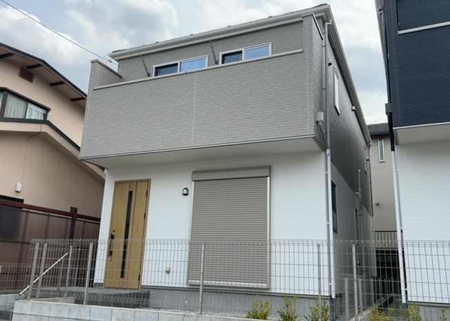 【外観】 | ついに完成致しました！現地をご見学に行く際は、道路の幅や周辺の交通量、施設などをご確認頂くことをおすすめします！物件の流れが早いため、内見をしたい方はお早めに当社営業までお問い合わせ頂きご予約下さい！