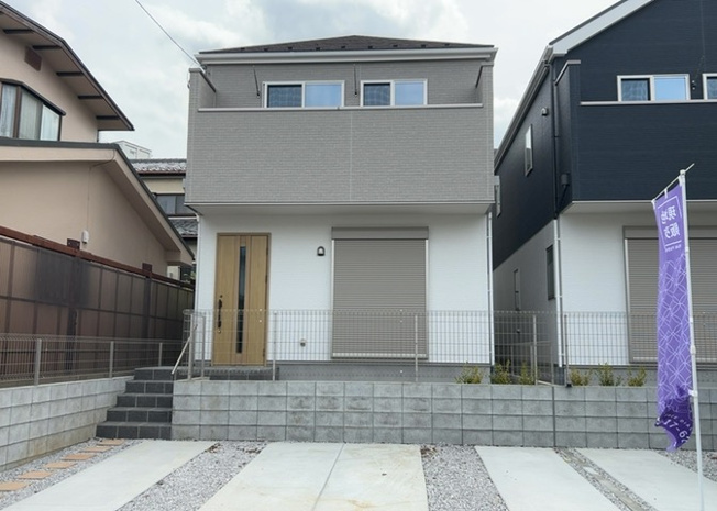 【前面道路含む現地写真】 | 住宅用の土地では前面道路に2m以上接していなければならないと法律で定められています。しかし、お持ちの車のサイズやライフスタイルなどにより、2mでは利便が悪い場合もございますので、事前に確認しましょう。