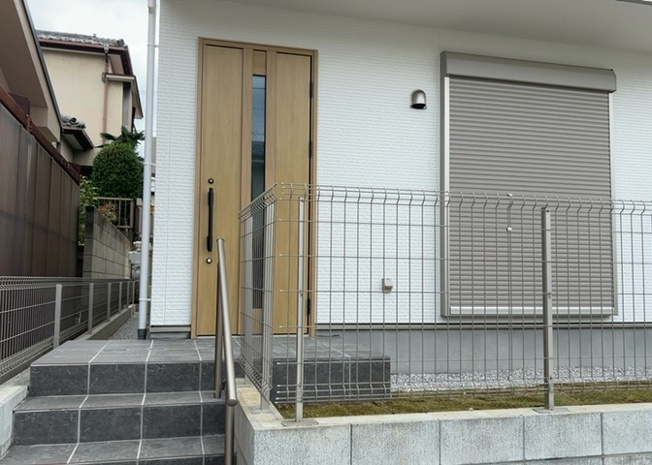 【構造・工法・仕様】 | 木造住宅とは土台、壁、柱など建築物の強度を支える構造体の材に木が使用されている構造を指します。構造体は建物の自重を支えるだけではなく風圧や水圧、積裁荷重などあらゆる衝撃に耐えるための基礎です。