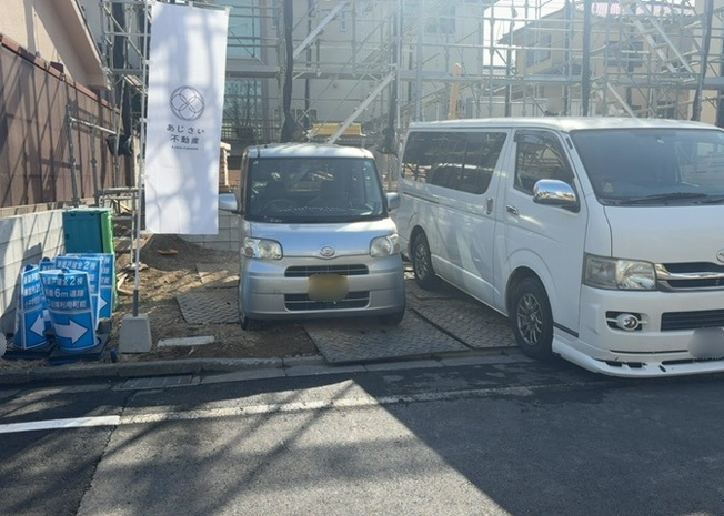 【駐車場】 | 車一台あたりに必要なスペースは、標準サイズの普通自動車で横幅2m50cm、長さ5mは必要になります。ただし、乗降のことも考慮して横幅3m30cm、長さ5m50cmほどは確保できるところを選びましょう。