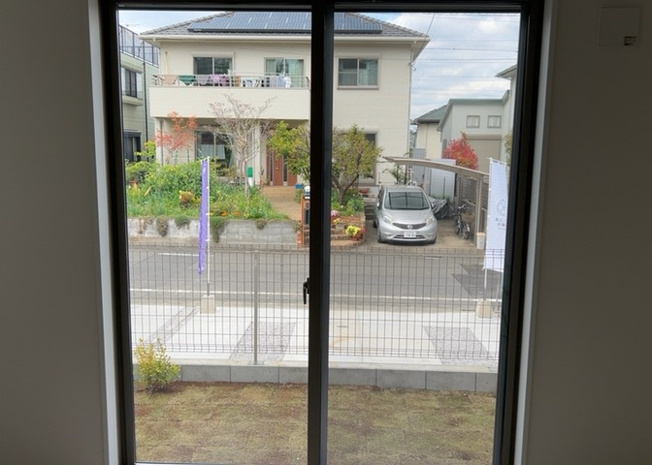 【内装】 | サッシとは、ガラス窓に使用される金属製の窓枠のことです。一般的に住宅建築では、金属製建具工事の段階で備え付けるもので、ガラス類や玄関、バスルームのスチール製のドアなどと同じタイミングで工事を行います。