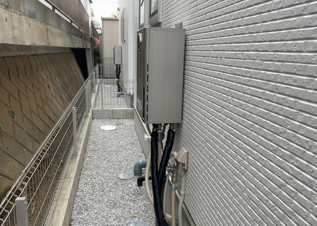 【発電・温水設備】 | 省エネ給湯器とは従来型の給湯器より熱効率が高く、少ない燃料でたくさんのお湯を沸かすことが出来る高効率な給湯器のことを指します。また、省エネ給湯器には種類があり、利便性や効果なども様々です。