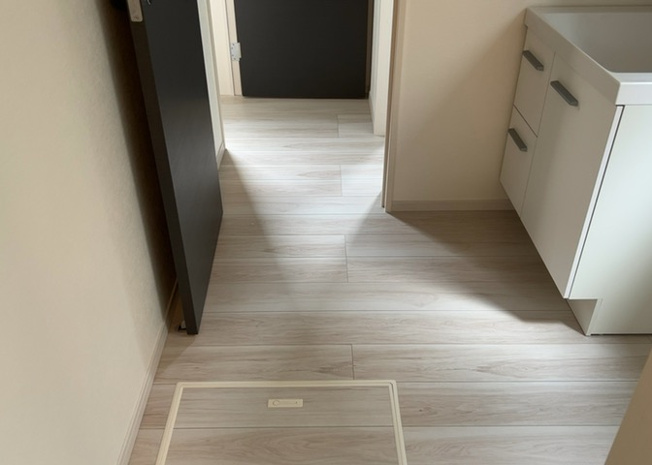【脱衣所】 | 多くの戸建て住宅で見かける洗面脱衣所は、洗面台と洗濯機が2畳ほどのスペースに並べられていて、洗面所が脱衣所を兼ね備えている間取りが一般的です。お客様が利用することもある、パブリックな空間でもあります。