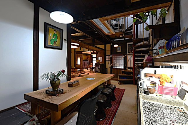 上七軒 町家シェアハウス 世界と繋がる京都暮らしのロビー|みんなでテーブルを囲みましょう