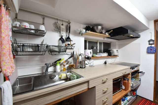 上七軒 町家シェアハウス 世界と繋がる京都暮らしのキッチン|コンロはIH。調理器具や食器もそろっています