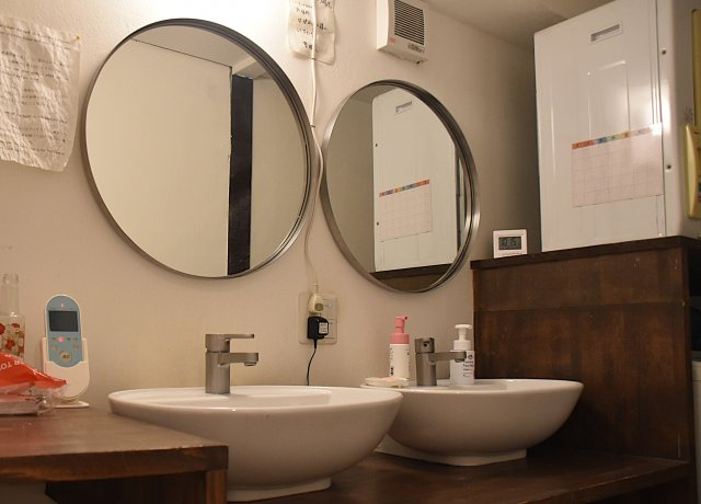 上七軒 町家シェアハウス 世界と繋がる京都暮らしの洗面所|2つの洗面台があります。忙しい朝に便利