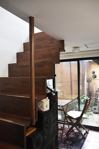 上七軒 町家シェアハウス 世界と繋がる京都暮らしの内装|北側の階段下はお庭が見えるワークスペース