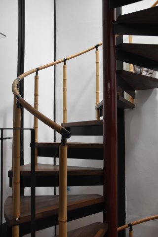 上七軒 町家シェアハウス 世界と繋がる京都暮らしの内装|町家には珍しい、らせん階段