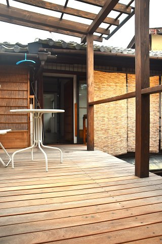 上七軒 町家シェアハウス 世界と繋がる京都暮らしのその他|天気の良い日は広々バルコニーで洗濯物を干せます