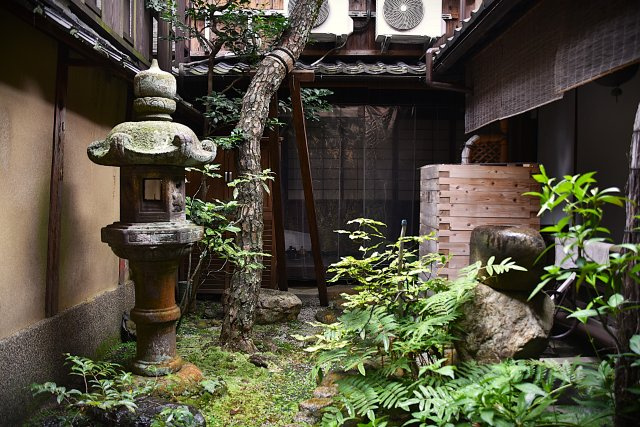 上七軒 町家シェアハウス 世界と繋がる京都暮らしの庭|この家の歴史を見てきた灯篭