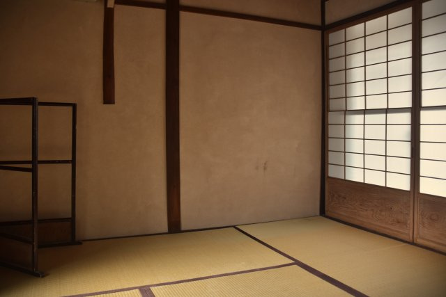 上七軒 町家シェアハウス 世界と繋がる京都暮らしの和室|【207号室】淡い桃色の壁にキュン。