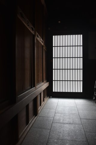 上七軒 町家シェアハウス 世界と繋がる京都暮らしの玄関|石敷きの清々しい玄関