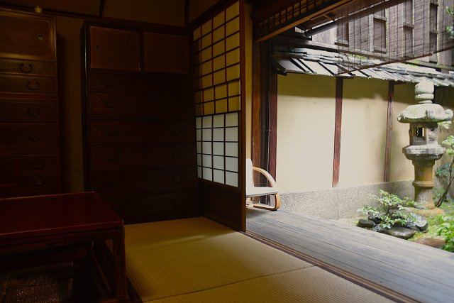 上七軒 町家シェアハウス 世界と繋がる京都暮らしの和室|庭を眺めながら縁側でお茶を