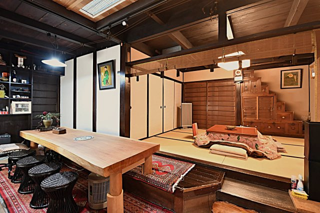 上七軒 町家シェアハウス 世界と繋がる京都暮らしの居間・リビング|伝統とモダンが共存する空間