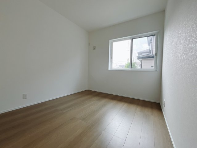 【新築戸建】太田市東矢島町の洋室|■1階洋室｜1階洋室には大きな窓をご用意しています。日中はあたたかな日差し差し込み自分時間も充実できますね＾＾