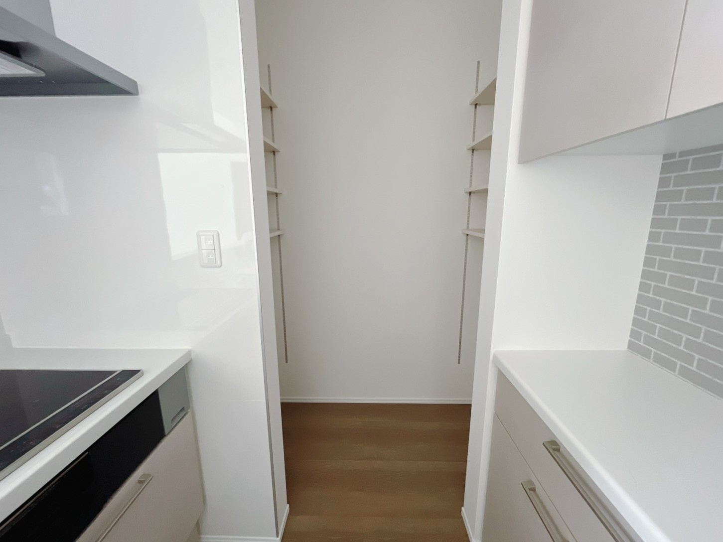 【新築戸建】太田市東矢島町の収納|■パントリー｜種類ごとに分けて整理ができる可動棚仕様です♪