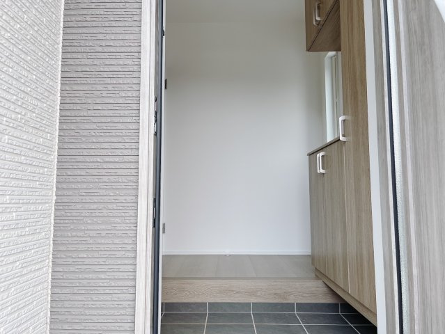 【新築戸建】太田市東矢島町の玄関|■玄関｜「玄関から、我が家を心地よく。自然の風や光を感じられる気持ちのいい玄関へ。」永く居心地のいい暮らしを演出する快適性能と安心を両立させたドアを採用しました！