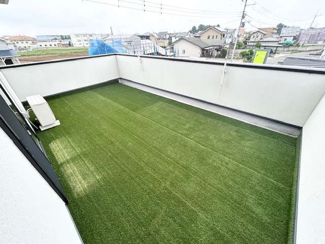 【中古戸建】太田市粕川町のバルコニー|■バルコニー｜広さもあり、風通しも良いので、マットレスなどの寝具も干せそうです。