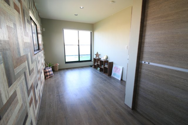 【中古戸建】太田市粕川町の洋室|■洋室｜お洒落なアクセントカラーが入っているので、シックな雰囲気になっております。落ち着いた雰囲気で夜はよく眠れそうですね