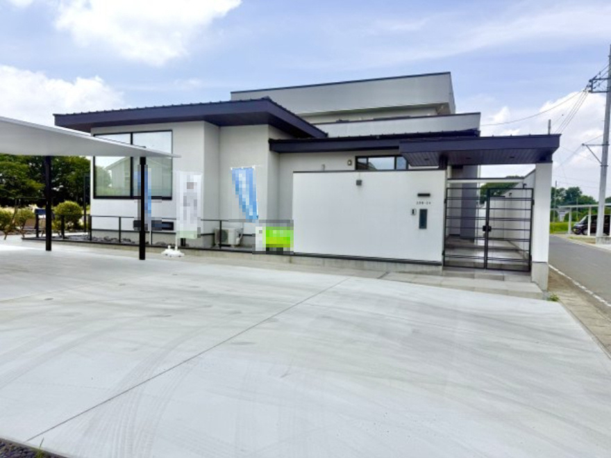 【中古戸建】太田市粕川町の外観|■外観｜窓の配置や、爽やかな白ベースの外観が清潔感をもたらします。まっさらなキャンバスのような家にこだわりを彩って…始めよう、あなただけの豊かな暮らし( ＾＾ )