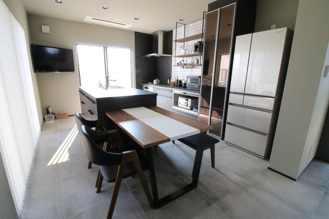 【中古戸建】太田市粕川町のキッチン|■キッチン｜アイランドキッチンはとてもデザイン性が高く、仕上がりも高級感に溢れ、洗練された空間作りに一役買ってくれます。