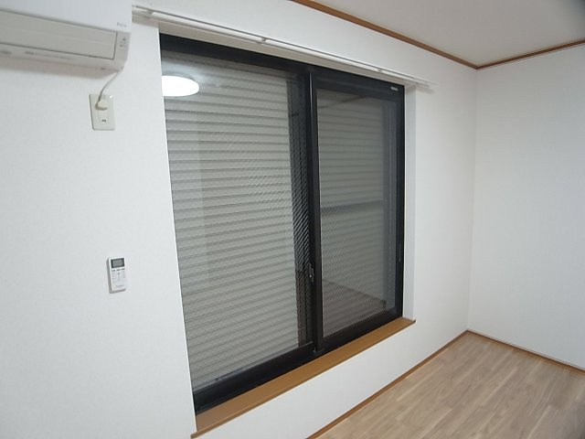 コンフォール湊川のバルコニー|窓にはシャッター雨戸で防犯面も強化