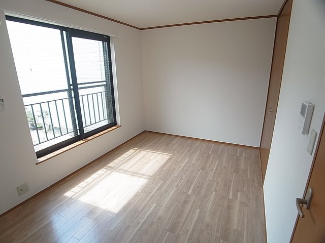 コンフォール湊川の居間・リビング|日当たり良好の明るい洋室