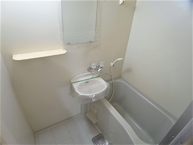 コンフォール湊川の浴室|小さな洗面台付きのお風呂