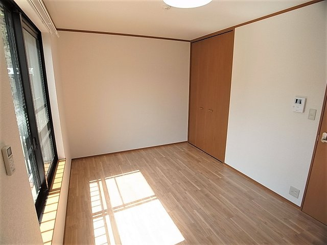 コンフォール湊川の居間・リビング|天井も高く明るく綺麗な室内