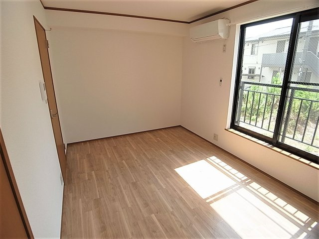 コンフォール湊川の内装|7帖の広めの洋室