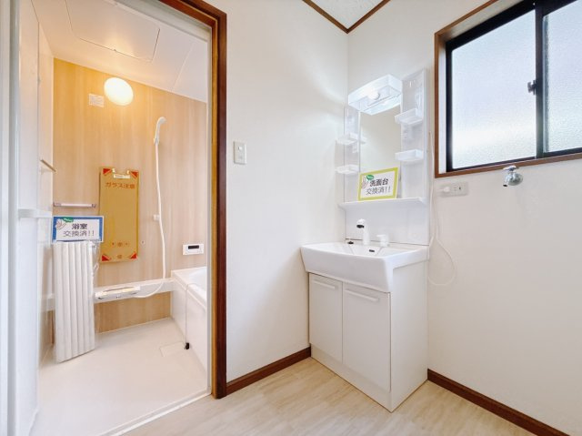 【中古戸建】伊勢崎市富塚町の独立洗面台|■洗面室｜大きな鏡で朝の身支度もラクラク♪毎日の忙しい準備が楽しくなる洗面所です(^^♪