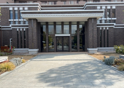 【エントランス】 | ユニヴェルシオール学園の丘 | マンションのエントランスには、もともと風よけや防犯の役割がありますが、マンションによって宅配ボックスなどの設備が備わっている所もあります。日々の生活をイメージしながら生活しやすさをチェックしましょう。