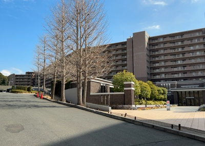 【現況写真】 | ユニヴェルシオール学園の丘 | 外観はマンション管理がされているかの目安になります。築年数が古いと、壁面は劣化してひび割れが生じることも！建物が古びていても細かいところが修繕されていると、きちんと管理されているなぁと感じるでしょう。