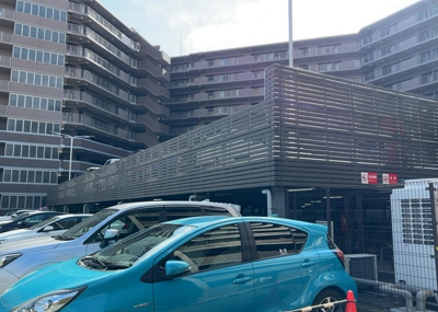 【駐車場】 | ユニヴェルシオール学園の丘 | 車一台あたりに必要なスペースは、標準サイズの普通自動車で横幅2m50cm、長さ5mは必要になります。ただし、乗降のことも考慮して横幅3m30cm、長さ5m50cmほどは確保できるところを選びましょう。