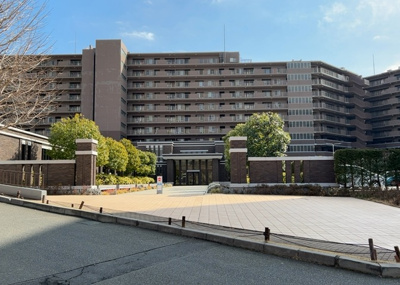【外観】 | ユニヴェルシオール学園の丘 | マンションの外観は非常に重要なポイントです！外観の善し悪しは資産価値に大きな影響を与えます。外観のいいマンションを購入することで、高値で売却がしやすく、買い手が見つかりやすいというメリットがあります。