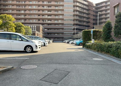 【駐車場】 | ユニヴェルシオール学園の丘 | 駐車場と明記されていても、最小スペースでつくられた駐車場だと大型車は駐車できなかったり、出入りしにくくなったりする可能性があります。お車のサイズと購入したい物件の駐車場のサイズを現地で確認しましょう。