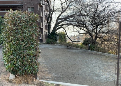 【庭】 | ユニヴェルシオール学園の丘 | 物件によっては、入居者が個人的に使用できる専用庭がついているものもあります。また、住宅の中にある土間の部分を庭と呼ぶこともあります。庭の用途は住む人によって変わり、それによってデザインもさまざまです。