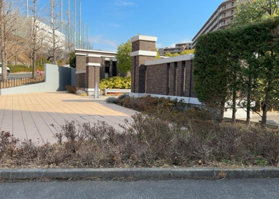 【中庭】 | ユニヴェルシオール学園の丘 | 中庭（パティオ）とは、一つの建築物の内部に設けられた、壁などで囲われている庭のことを指します。コの字型、ロの字型が主流ですが、L字型の中庭もあります。最近では、インテリア性の高さからも人気があります。