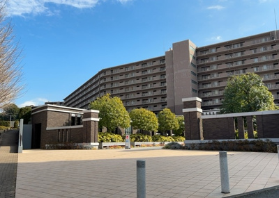【構造・工法・仕様】 | ユニヴェルシオール学園の丘 | ＲＣ造、Reinforced Concreteは直訳すると補強されたコンクリートです。主に柱や梁・床・壁が鉄筋とコンクリートで構成おり、鉄筋を組んだ型枠にコンクリートを流し込んで固めたものを指します。