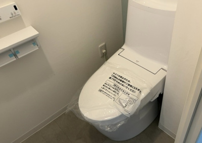 【トイレ】 | ユニヴェルシオール学園の丘 | トイレは大きさや形、機能、抗菌性などが異なる多種多彩なタイプが各メーカーから出ています。それぞれに良さがあるため、事前にどういったタイプのトイレがいいのかをご家庭内で決めて、内見に行くといいでしょう。