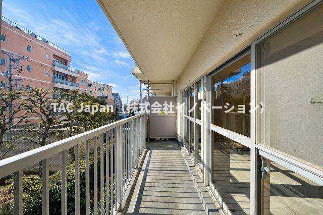 ルネ町屋のバルコニー|そよぐ風と広がる空が心地よく包み込み、日々の疲れをやさしく癒すバルコニー。朝の爽やかな光を浴び、夕暮れの穏やかな色合いに心がほどける、くつろぎのひとときをお届けします。