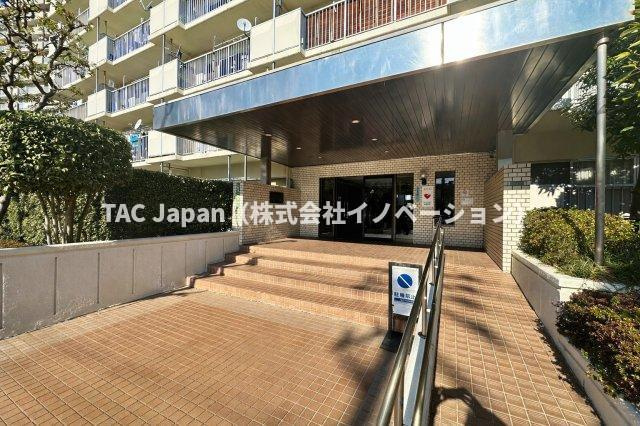 ルネ町屋|落ち着いた上質感あふれるエントランスが、家族の帰宅を温かく包み込みます。毎日の生活に安心感と特別な安らぎをもたらし、住まう方の心にゆとりと豊かさをもたらします。