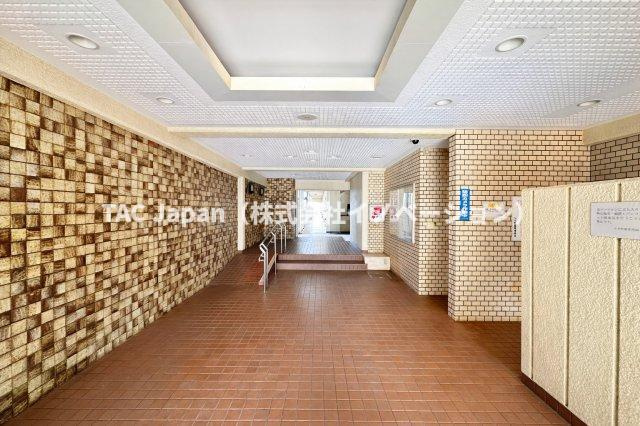 ルネ町屋のその他共用部分|訪れる人の足取りを自然とやわらげる、美しく整えられたロビー。洗練されたデザインと落ち着きが調和し、この空間が上質な暮らしの期待感を静かに高めてくれます。